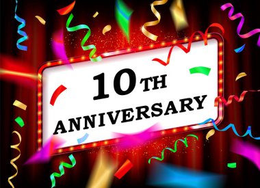 10 yıldır. Yıldönümünde. Sahne ışıklarıyla aydınlatılmış kırmızı bir perdenin arkasında renkli bir konfeti bulunan tebrik kartı şablonu. Vektör illüstrasyonu