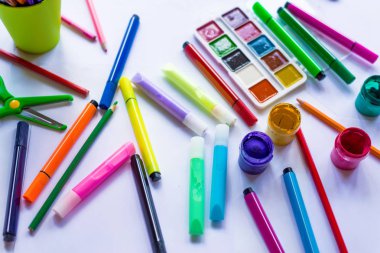 Beyaz masa üzerinde ileti örneği. Parlak renkler ve beyaz zemin üzerine kalem.