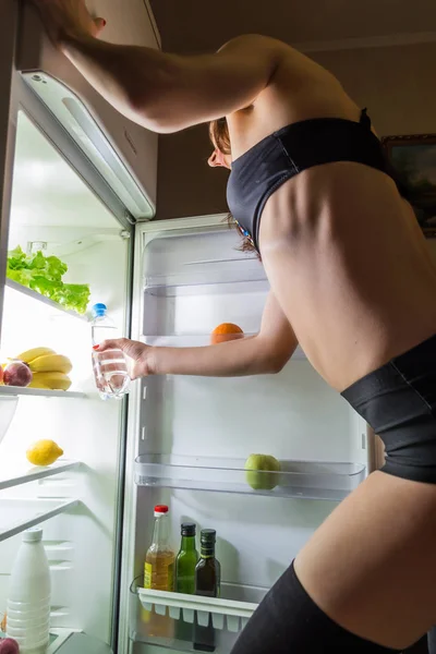 Sexy Jovem Mulher Shorts Esportivos Geting Comida Geladeira Mulher Esbelta — Fotografia de Stock