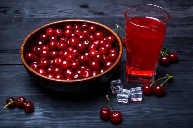 Taze kiraz ahşap koyu arka plan üzerinde plaka üzerinde. Tatlı olgun kiraz.