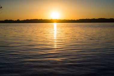 Güzel sahne, şafak Nehri. Sabah erken.