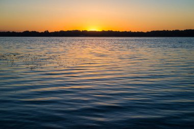 Güzel sahne, şafak Nehri. Sabah erken.