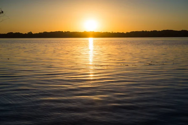 Güzel sahne, şafak Nehri. Sabah erken.