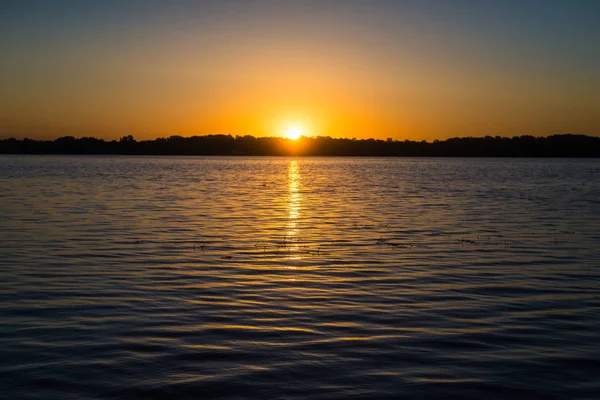 Güzel sahne, şafak Nehri. Sabah erken.
