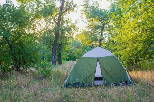 Concept Activités Plein Air Une Tente Feu Dans Une Clairière — Photo