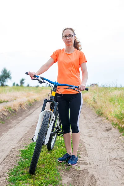 Mujer Está Pie Con Una Bicicleta Paseo Verano Estilo Vida — Foto de Stock