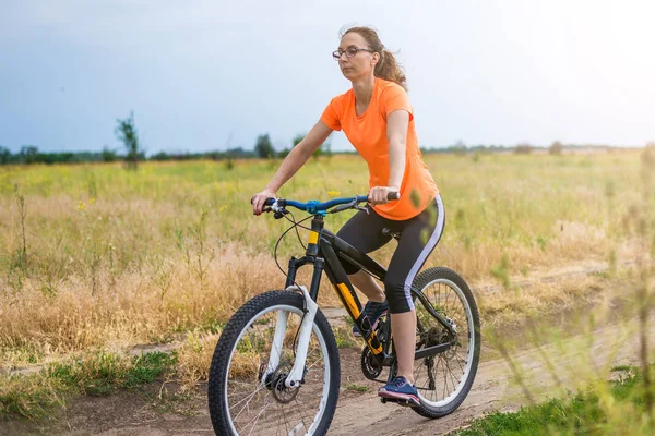 Mujer Está Montando Bicicleta Estilo Vida Activo Estilo Vida Activo — Foto de Stock