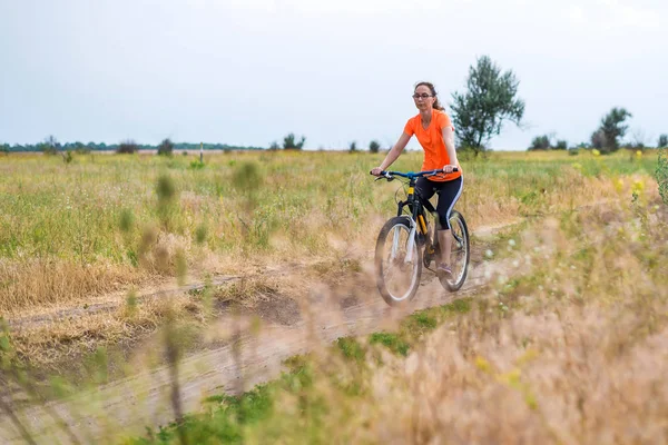 Mujer Está Montando Bicicleta Estilo Vida Activo Estilo Vida Activo — Foto de Stock