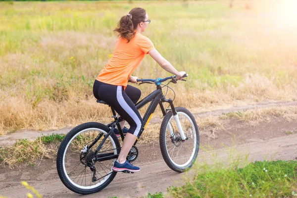 Mujer Está Montando Bicicleta Estilo Vida Activo Estilo Vida Activo — Foto de Stock