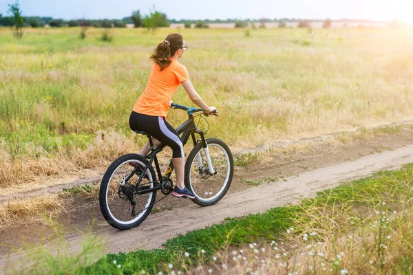 Mujer Está Montando Bicicleta Estilo Vida Activo Estilo Vida Activo — Foto de Stock