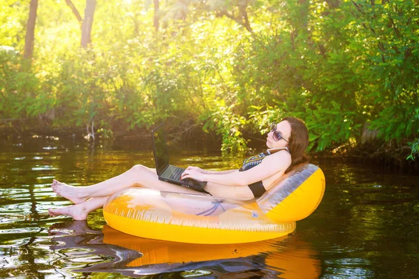 Mujer Freelancer Trabajando Portátil Sentado Anillo Inflable Trabajo Remoto Mujer — Foto de Stock