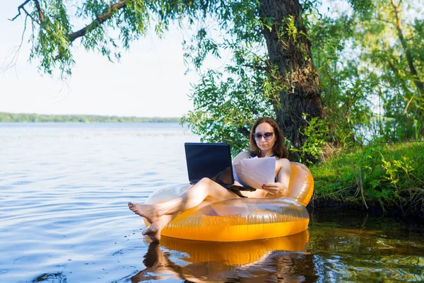 Business Kvinna Arbetar Bärbar Dator Uppblåsbar Ring Floden Begreppet Arbetar — Stockfoto