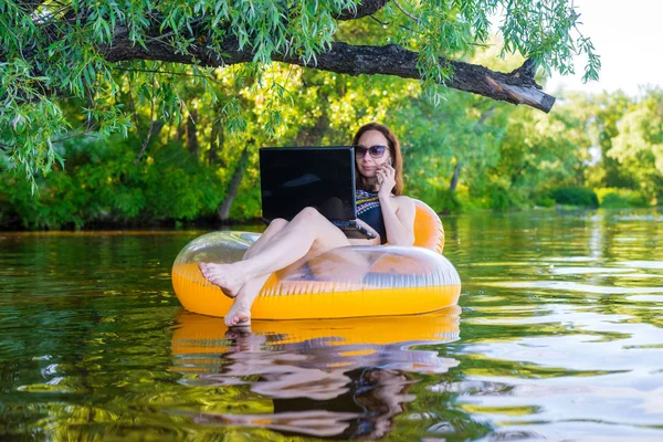 Mujer Freelancer Trabajando Portátil Sentado Anillo Inflable Trabajo Remoto Mujer — Foto de Stock