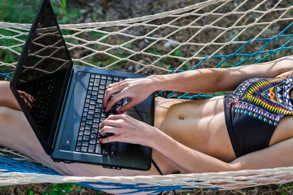 Młoda Kobieta Leżąc Hamaku Patrząc Laptopa Pracoholik Kobieta Pracę Wakacje — Zdjęcie stockowe