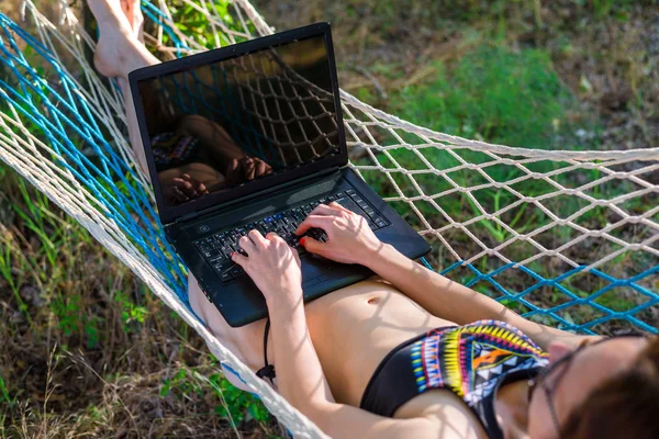 Mujer Joven Acostada Una Hamaca Mirando Ordenador Portátil — Foto de Stock