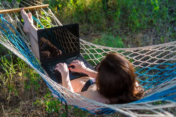 Biznes Kobieta Pracuje Laptopie Wakacjach Młoda Kobieta Leżąc Hamaku Patrząc — Zdjęcie stockowe