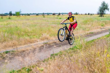 Aktif bir yaşam tarzı, sürme bir bisiklet, boş alan bir bisikletçi kavramı. Yaz Bisiklete binmek.