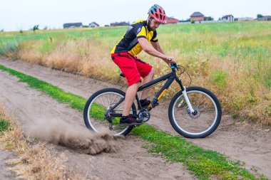 Bisikletçi, keskin bir bisiklete binmek bir ülke yolda açın. Aktif yaşam tarzı, Bisiklete binme.