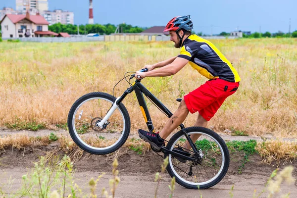 Radfahrer Auf Dem Hinterrad Des Fahrrads Freier Raum Extremsport — Stockfoto