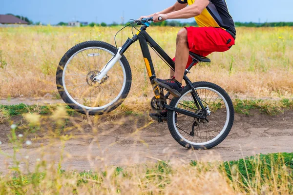 Ciclista Montando Rueda Trasera Bicicleta Espacio Libre Deporte Extremo — Foto de Stock
