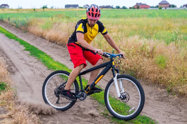 Rowerzysta Jazda Rowerze Ostry Skręcić Wiejskiej Drodze Aktywny Tryb Życia — Zdjęcie stockowe