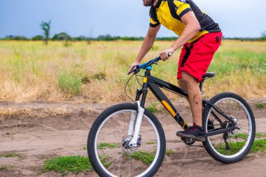 Aktif bir yaşam tarzı, kavramı Bisiklete binme. Bisikletçi bir patika üzerinde bir bisiklet sürme.