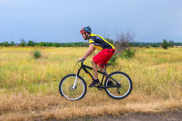 Radfahren Radfahren Sommer Radtour Außerhalb Der Stadt Aktiver Lebensstil — Stockfoto