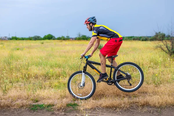 Rowerzysta Jazda Rowerze Jazda Rowerze Latem Rower Wycieczka Poza Miastem — Zdjęcie stockowe