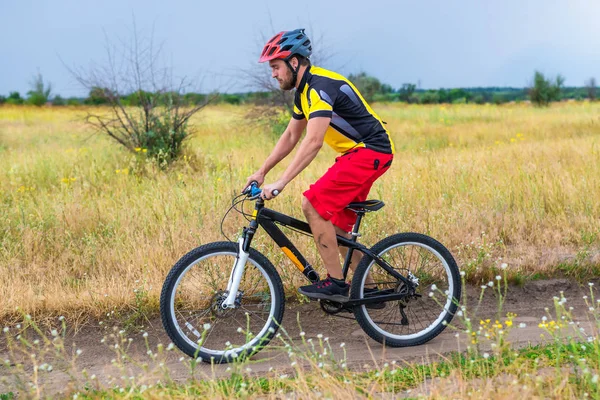 Rowerzysta Jazda Rowerze Jazda Rowerze Latem Rower Wycieczka Poza Miastem — Zdjęcie stockowe