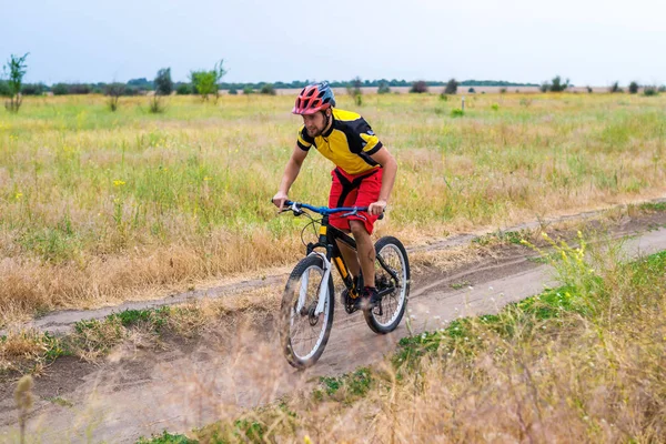 Rowerzysta Jazda Rowerze Jazda Rowerze Latem Rower Wycieczka Poza Miastem — Zdjęcie stockowe