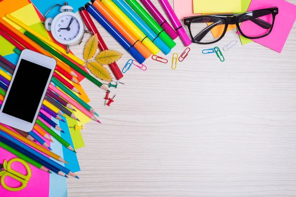 Schulschreibwaren Auf Dem Schreibtisch Farbpapier Bleistifte Smartphone Auf Holztisch Freier — Stockfoto