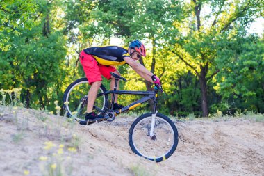 ?aktif bir yaşam tarzı, dağ bisikleti, parlak yaz fotoğraf sürme bir bisikletçi oncept. Aşırı spor, enduro, mtb.
