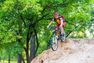 Profesyonel enduro bisikletçi rides dağ bisikleti, boş alan. Extreme bisiklet, mtb. Spor ve Enduro bisikleti kavramı.