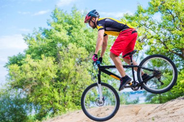 Extreme bisiklet, enduro kavramı. Bisikletçi dağ bisikleti, Mtb sürme.