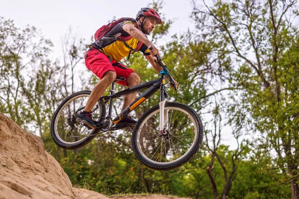 Begreppet Extrem Cykling Mountain Bike Hoppa Enduro Biker Ljus Gul — Stockfoto