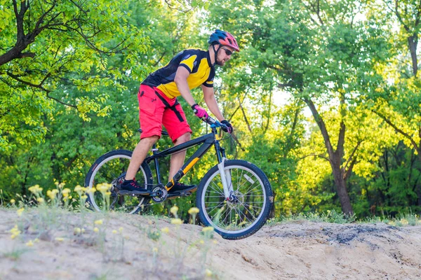 Yclist Jasny Żółty Shirt Jest Jazda Góry Aktywny Tryb Życia — Zdjęcie stockowe