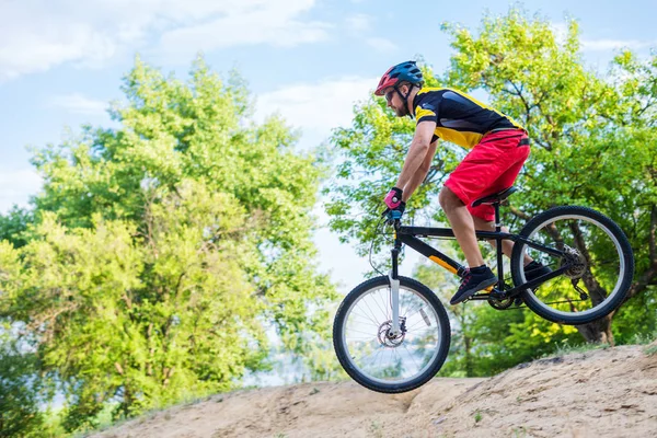 Hombre Extremo Está Montando Una Bicicleta Montaña Enduro Concepto Modo — Foto de Stock