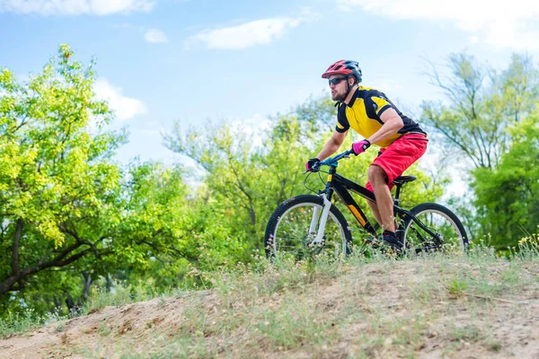 Rowerzysta Jedzie Przez Las Enduro Aktywny Tryb Życia — Zdjęcie stockowe