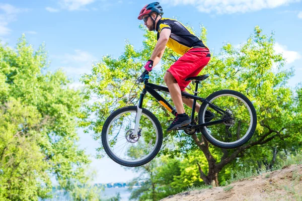 Koncepcja Ekstremalne Kolarstwo Górskie Bike Jump Enduro Rowerzysta Jasny Żółty — Zdjęcie stockowe