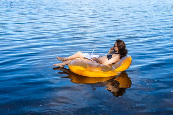 Geschäftsfrau Urlaub Fernarbeit Frau Telefoniert Während Sie Einem Aufblasbaren Ring — Stockfoto