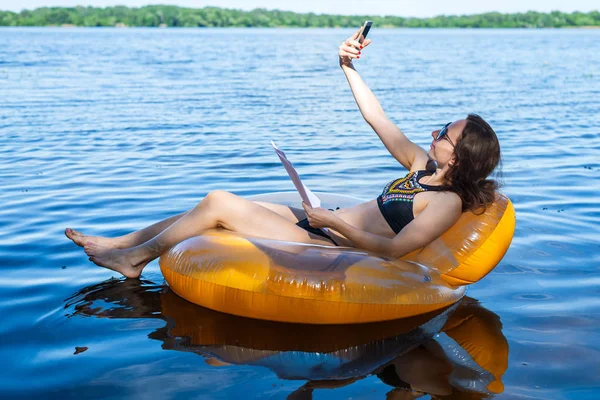 Mujer Negocios Con Papeles Teléfono Inteligente Una Silla Inflable Río — Foto de Stock