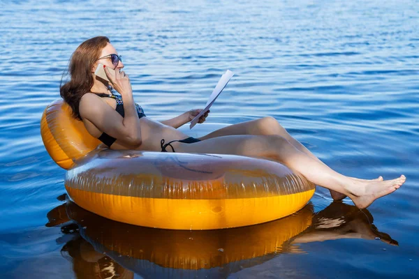 Mujer Negocios Trabajando Vacaciones Trabajo Remoto Mujer Hablando Teléfono Móvil — Foto de Stock