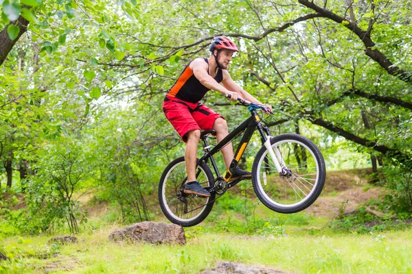 Ciclismo Extremo Ciclista Saltando Una Bicicleta Montaña Ciclista Montando Una — Foto de Stock