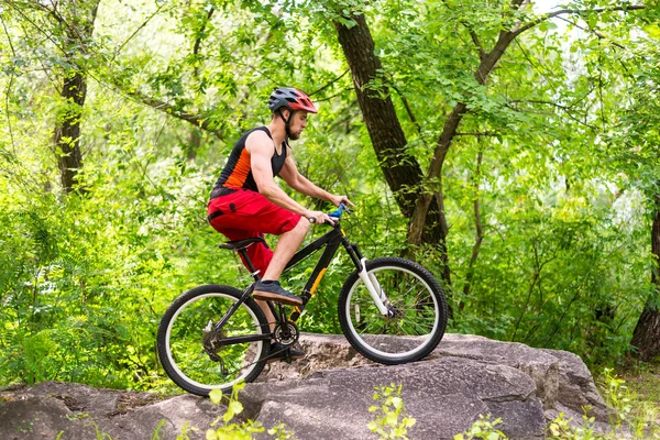 Concepto Estilo Vida Activo Ciclista Montando Las Rocas Ciclista Montando — Foto de Stock