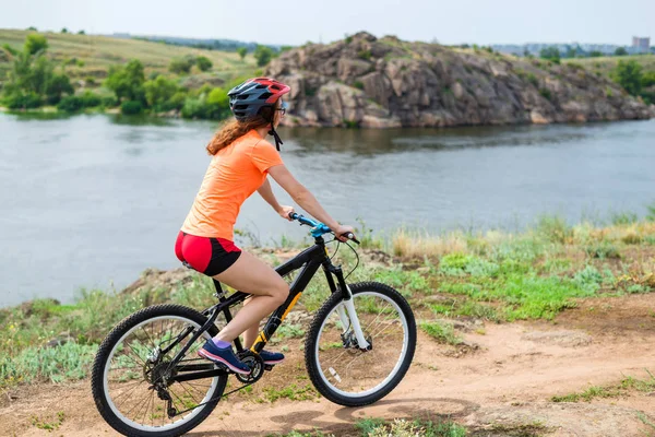 Mujer Joven Montando Una Bicicleta Montaña Estilo Vida Activo Ciclismo — Foto de Stock