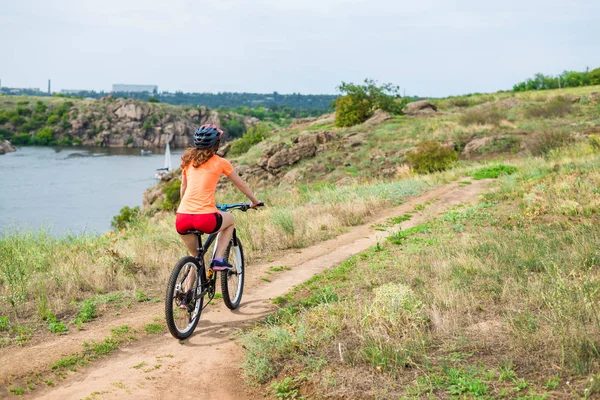 Mujer Joven Montando Una Bicicleta Montaña Estilo Vida Activo Ciclismo — Foto de Stock