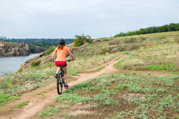 Mujer Joven Montando Una Bicicleta Montaña Estilo Vida Activo Ciclismo — Foto de Stock