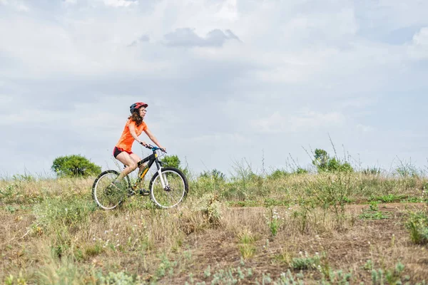 Mujer Joven Montando Una Bicicleta Montaña Estilo Vida Activo Ciclismo — Foto de Stock