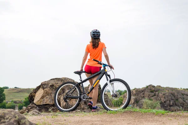 Estilo Vida Activo Mujer Joven Paseo Bicicleta Mujer Pie Con — Foto de Stock