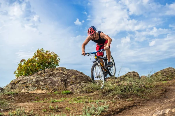 Ciclista Descendiendo Por Roca Una Bicicleta Montaña Estilo Vida Activo — Foto de Stock